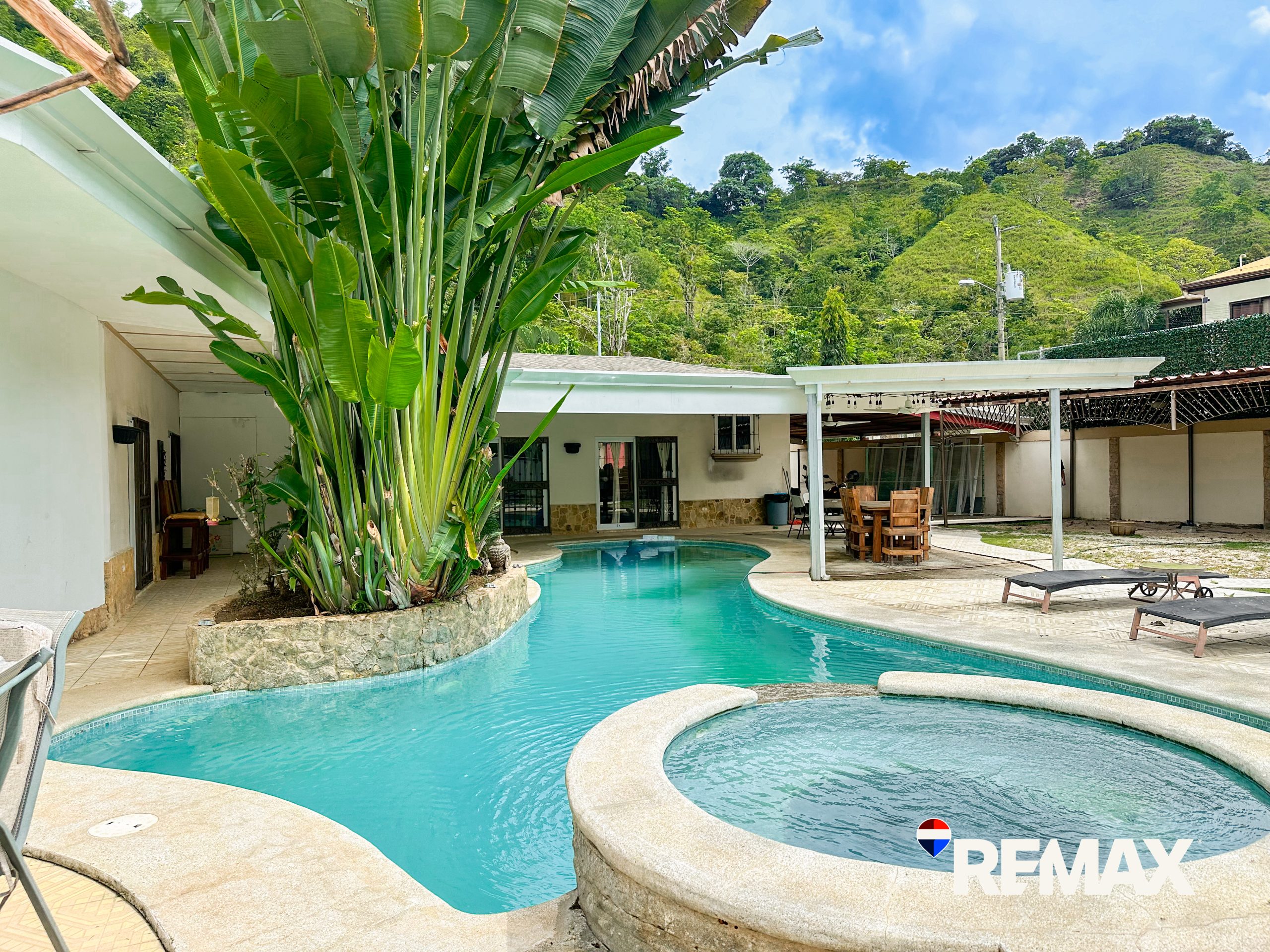 Vacation Oasis Villa | 6 Bedrooms | 2 Guest Houses