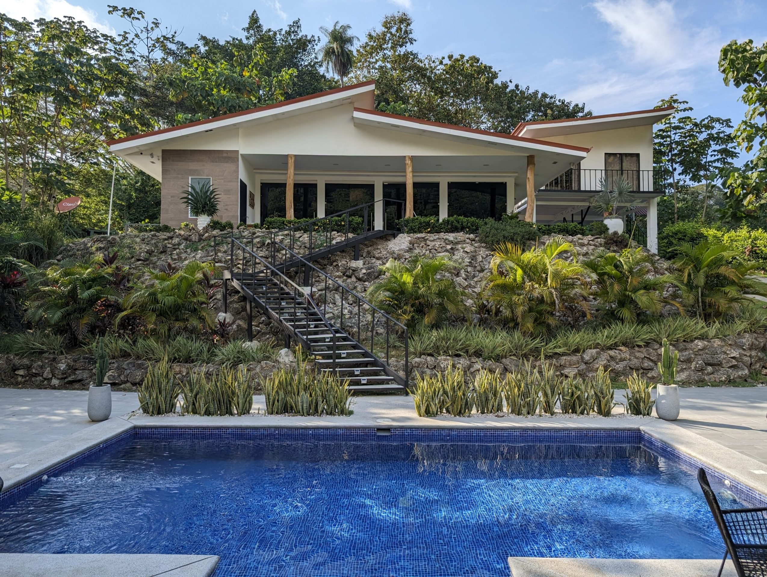 Family Retreat or Tropical Rental Dream: 2 Homes, Pool &amp; Gym on 2 Acres
