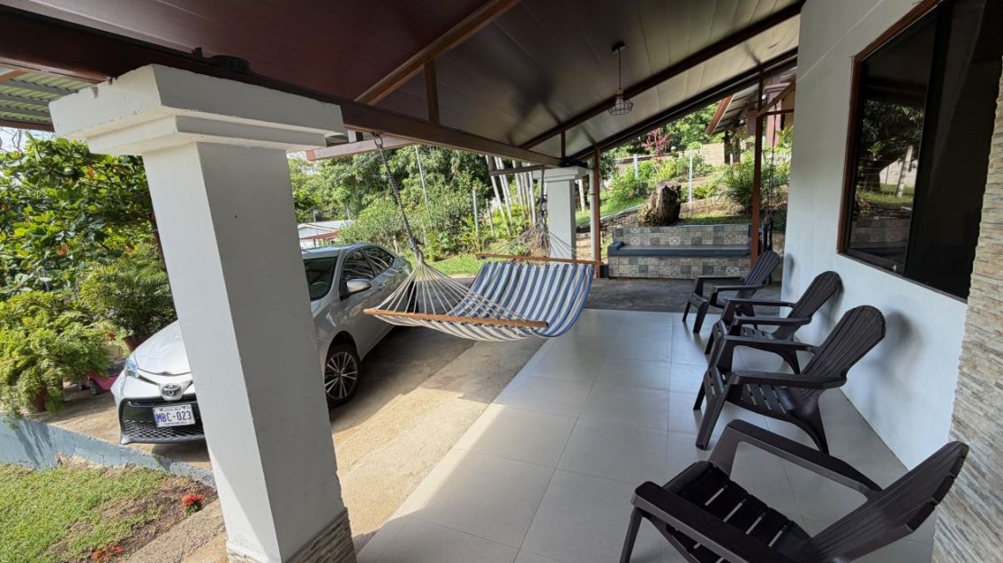 Home and guest home on 1/3 acre ideally located near everything