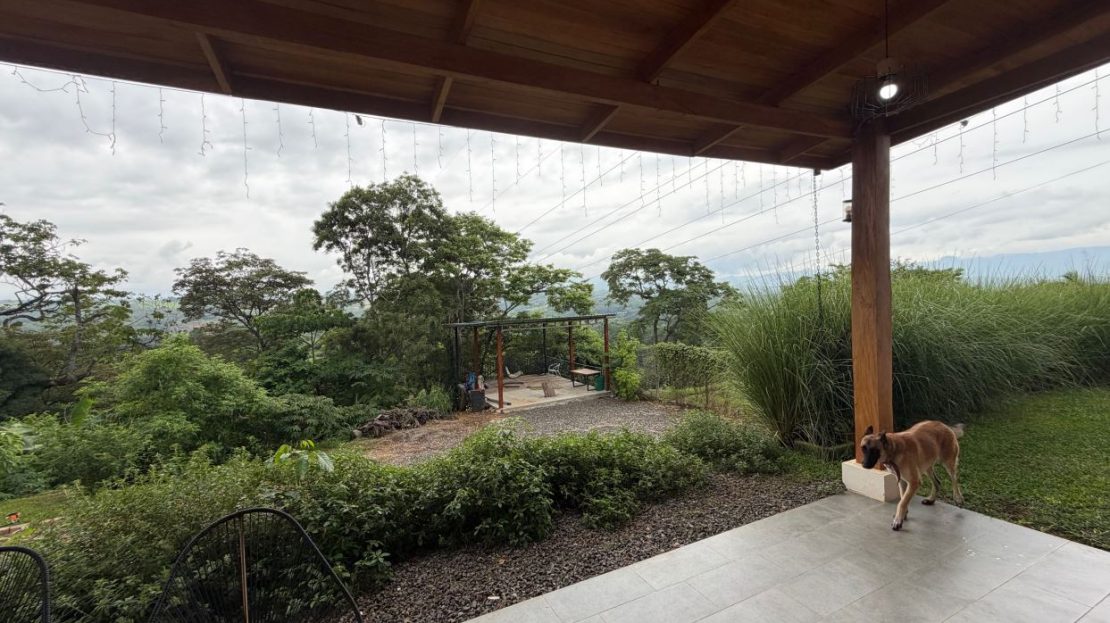 Tastefully finished home in the Atenas countryside