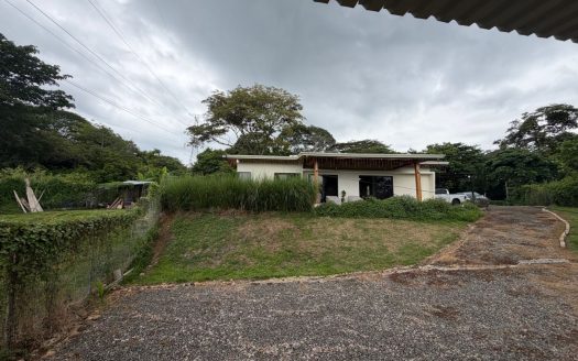 Tastefully finished home in the Atenas countryside