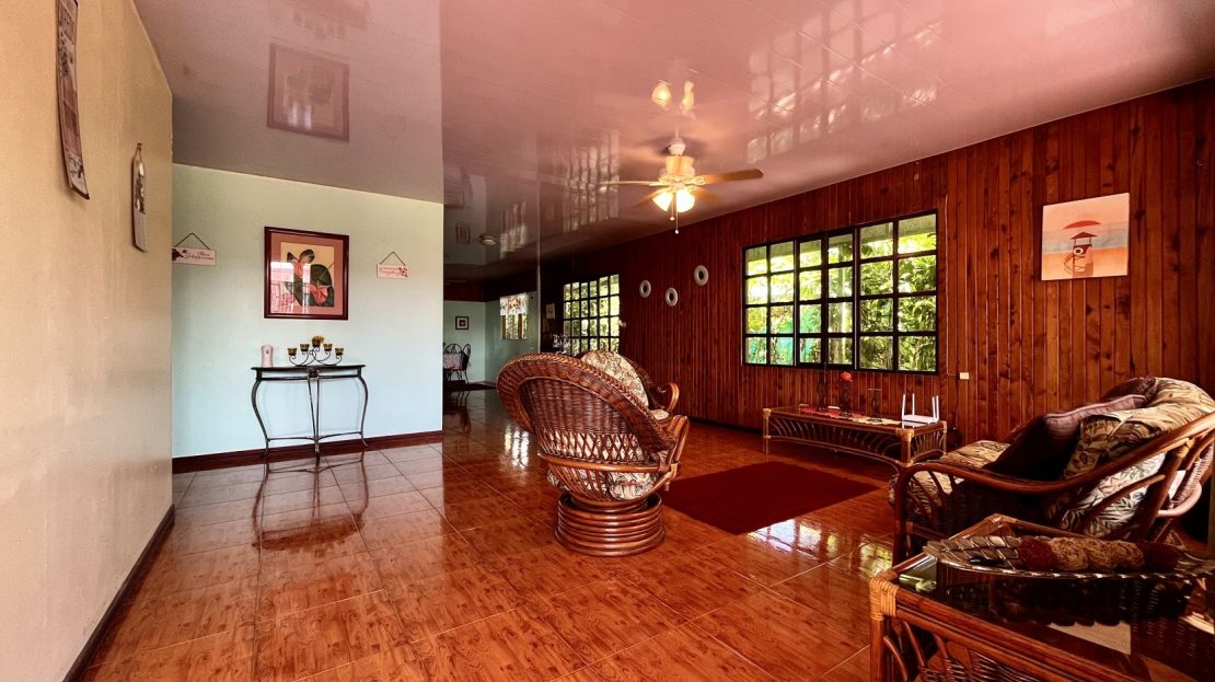 For Sale: House with 2093 m² Lot and Independent Apartment in Palma Coco