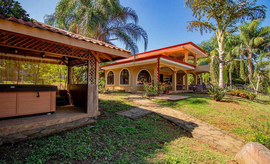Amazing Property nested in nature views and close to town!