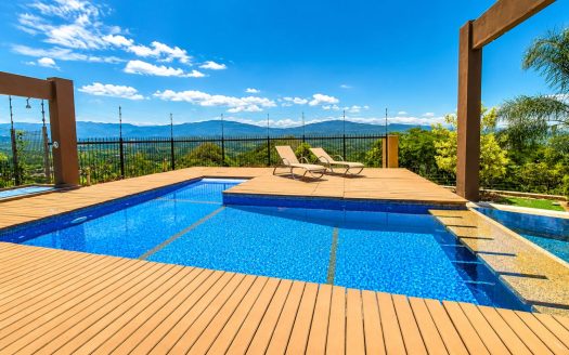 Ultramodern home with amazing 360 degree views in Roca Verde of Atenas