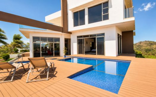 Ultramodern home with amazing 360 degree views in Roca Verde of Atenas