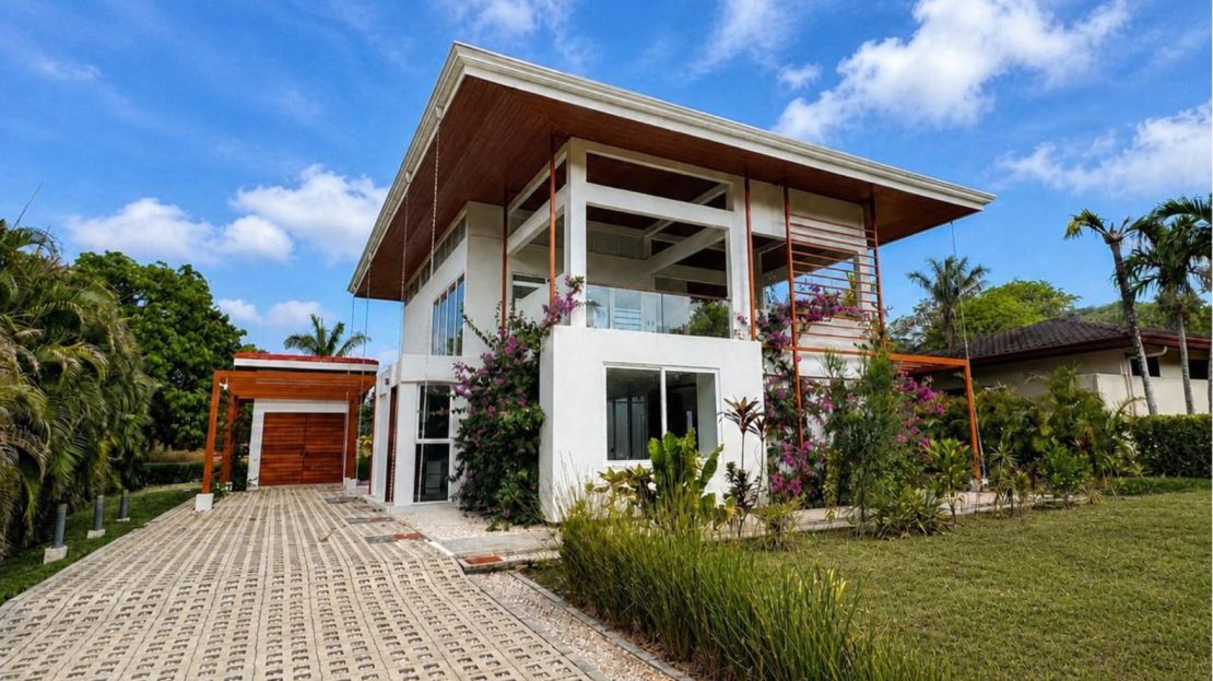 New Modern Pool Home in Loma Verde Carrillo
