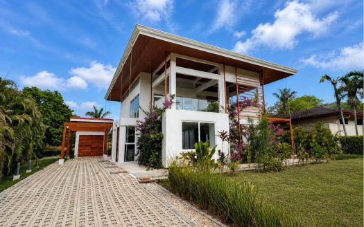 New Modern Pool Home in Loma Verde Carrillo
