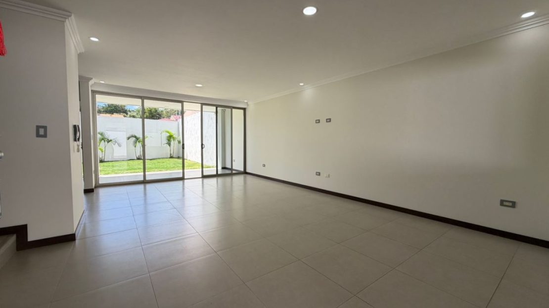 HOUSE FOR SALE IN SANTA ANA CENTRO! The perfect home for your family FV