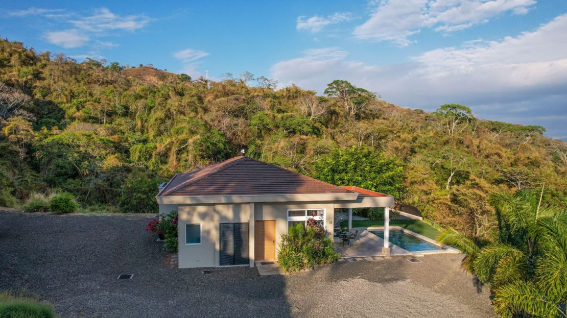 Turnkey Mountain View Home with Pool in Lomas del Paraíso