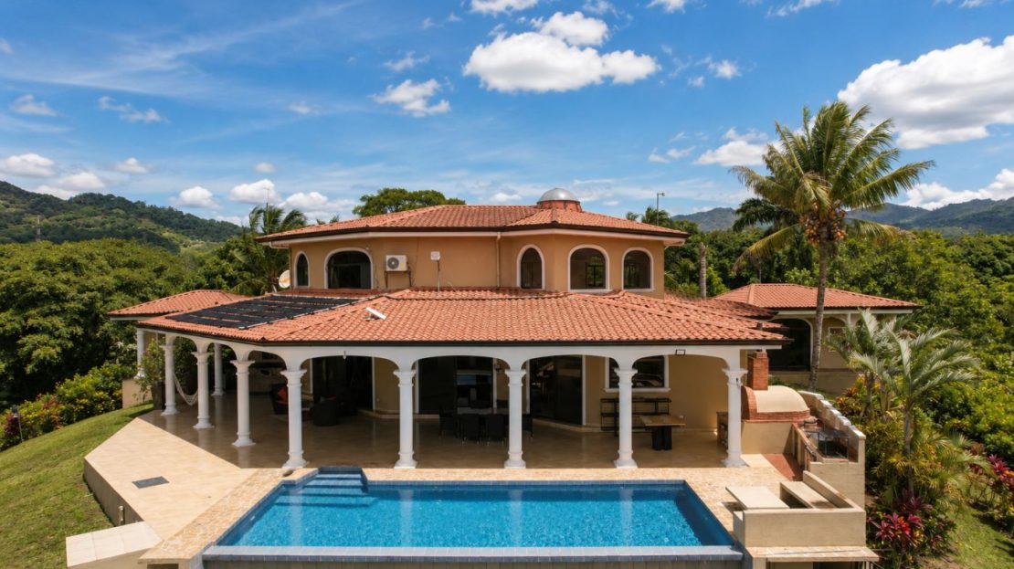 Elegant Atenas Estate & Functioning Coffee Farm