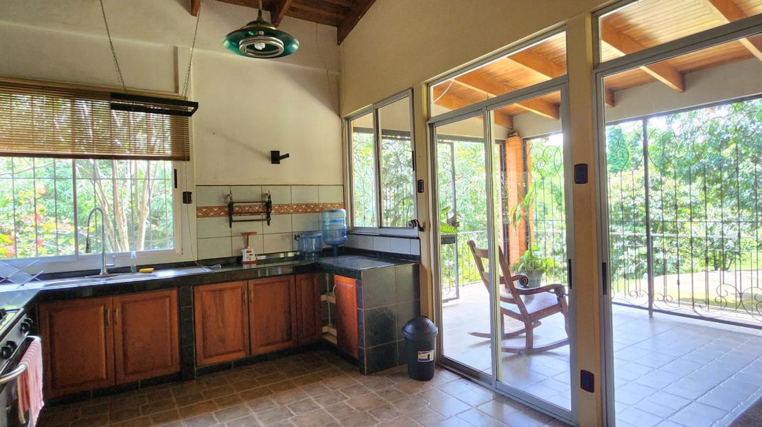 Colony style house in the middle of a private farm with lots of nature around