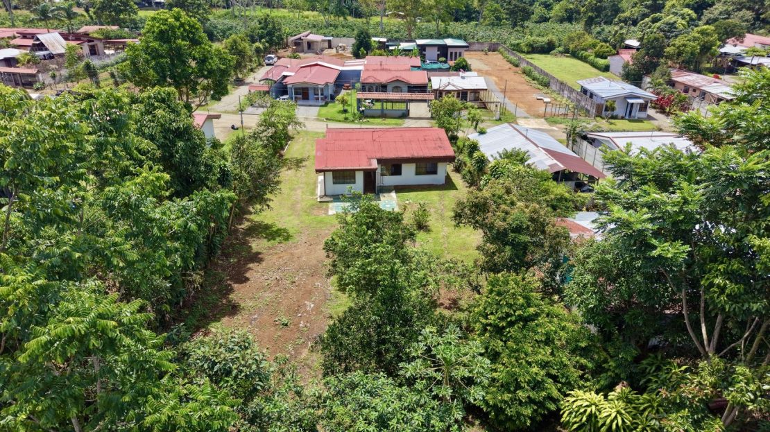Perez Zeledon: Property with Large Flat Lot and Fruit Trees