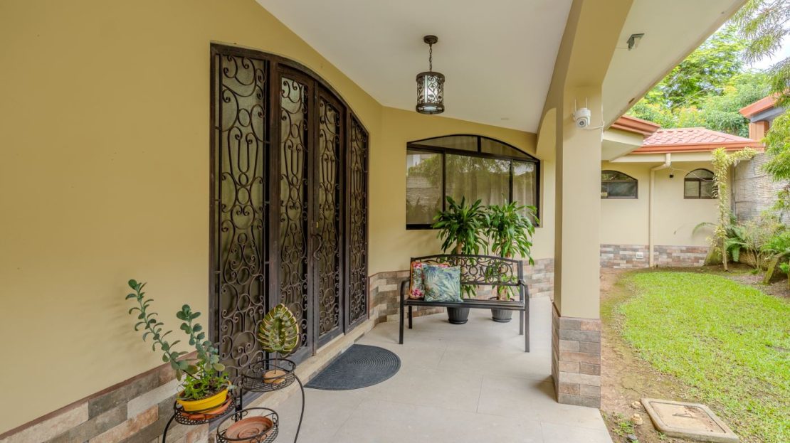 Colonial Home for Sale in Valle Flores Gated Community
