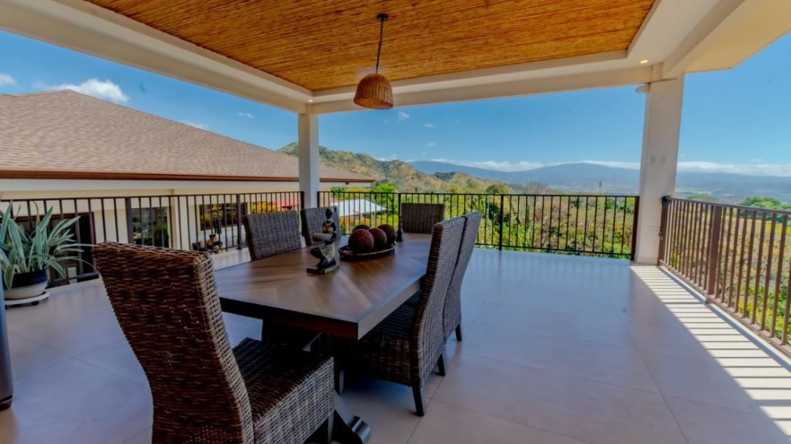 Elegant modern style home with nice finishes throughout