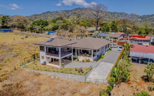 Elegant modern style home with nice finishes throughout