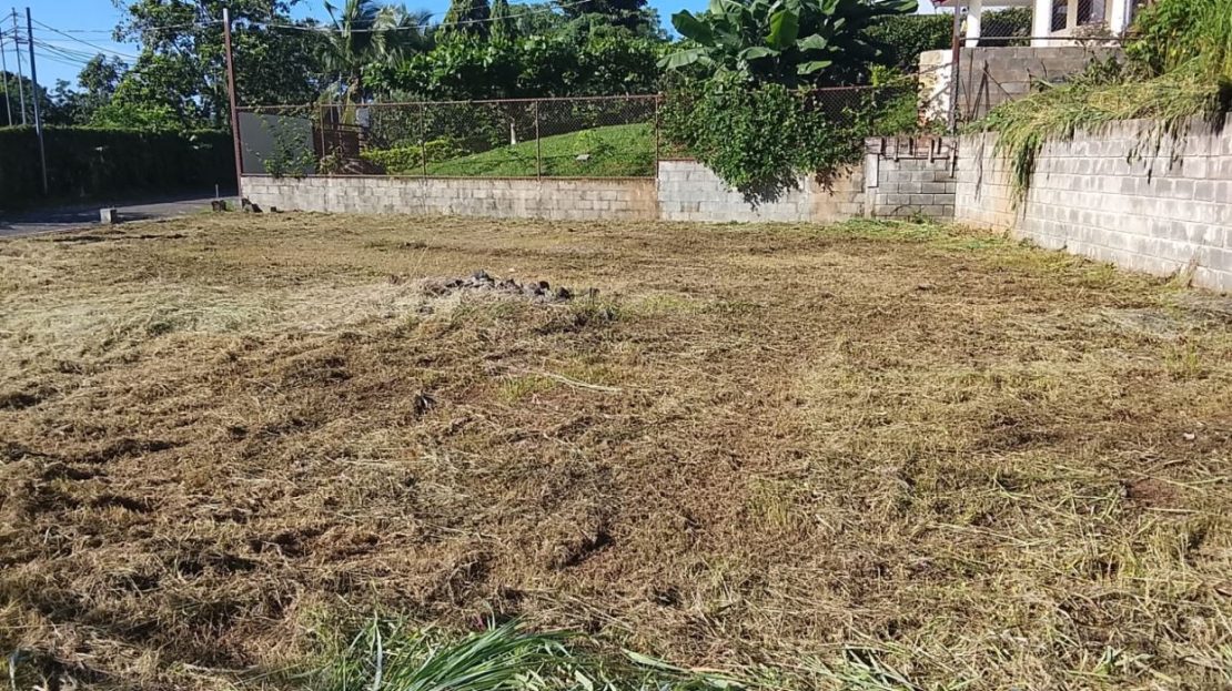 Flat lot 326m2 completely usable within a small gated community