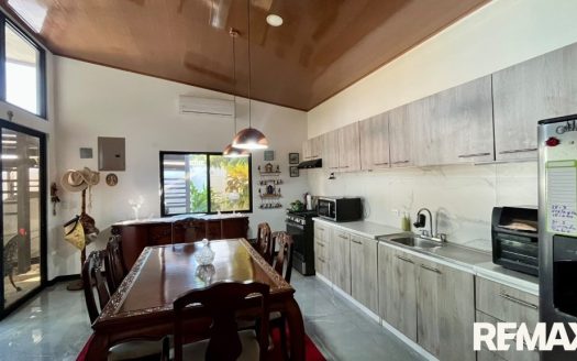 Beautiful Home with Pool for Sale in San Mateo, Alajuela