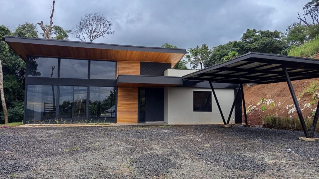 Ultramodern home in Atenas private community next to nature