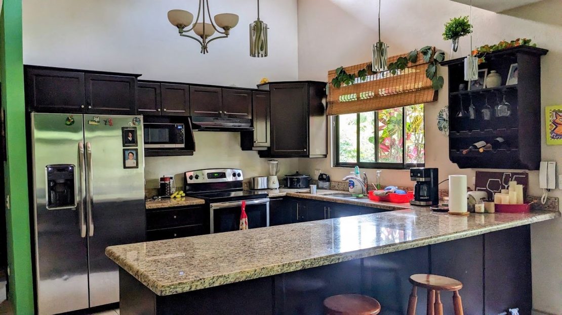 Nicely finished and furnished home and guest home in Atenas gated community