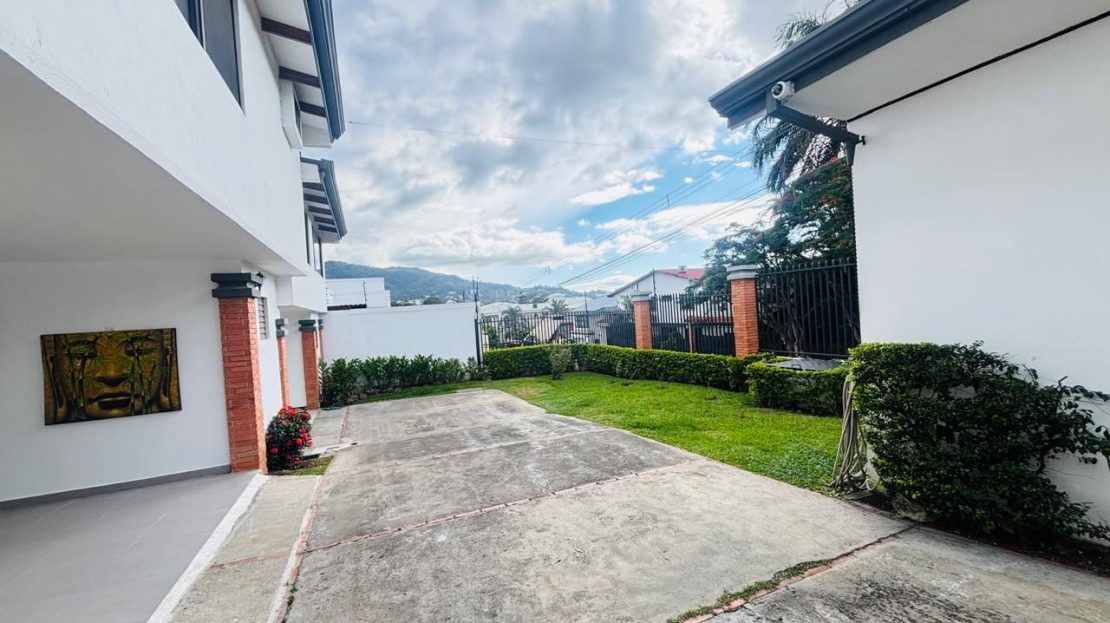Semi-Furnished Apartment for Rent – Trejos Montealegre