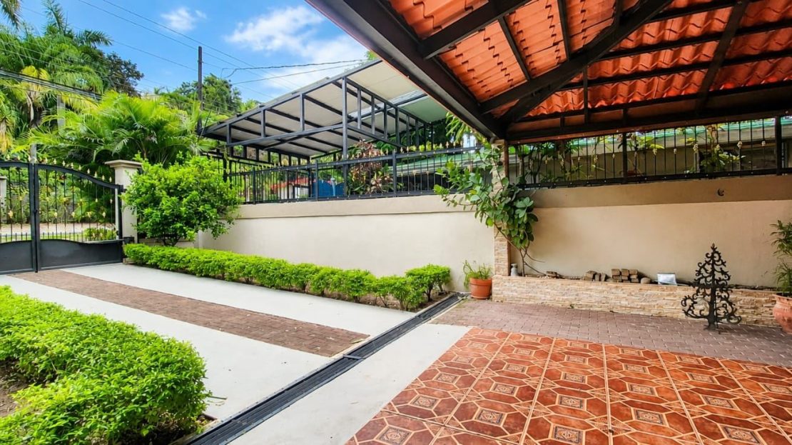Charming 3-Bedroom Home for Rent | Barrio Mercedes