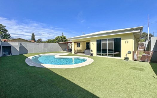 Casa Belen Cariari one-level home with pool for sale
