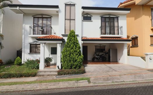 House for Sale in Santo Domingo, Heredia – Features First-Floor Bedroom