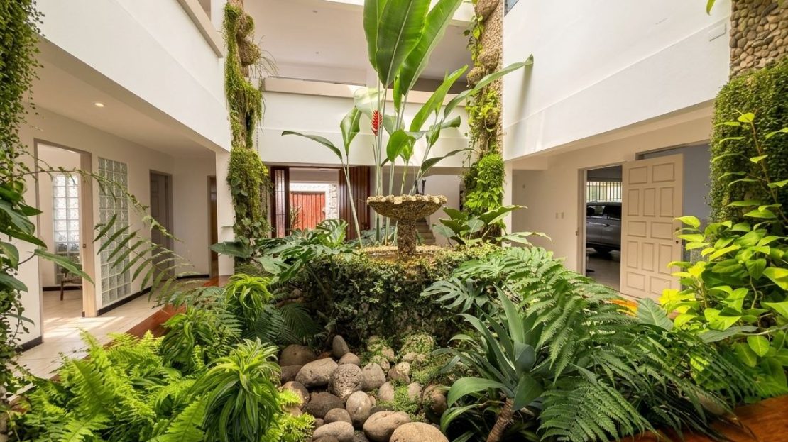 gardens and spectacular views in Escazú