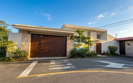 Detached house with spacious rooms, gardens and spectacular views in Escazú