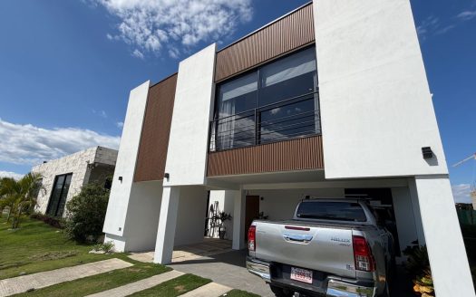 Modern Family Home for Sale in Condominio Residencial Las Mesetas