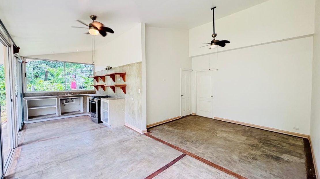 Newly Renovated 2-Bedroom Apartment with Spacious Garden | Salitral