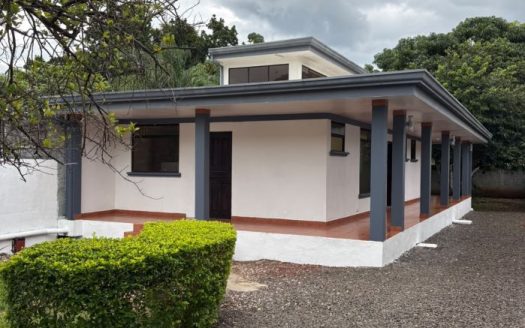 New home with perimeter near school in Atenas