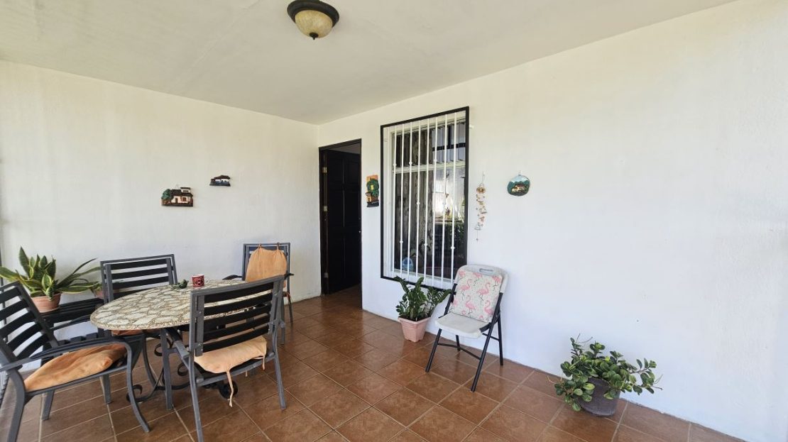 Serene country home 3b/3.5ba with breathtaking mountain views