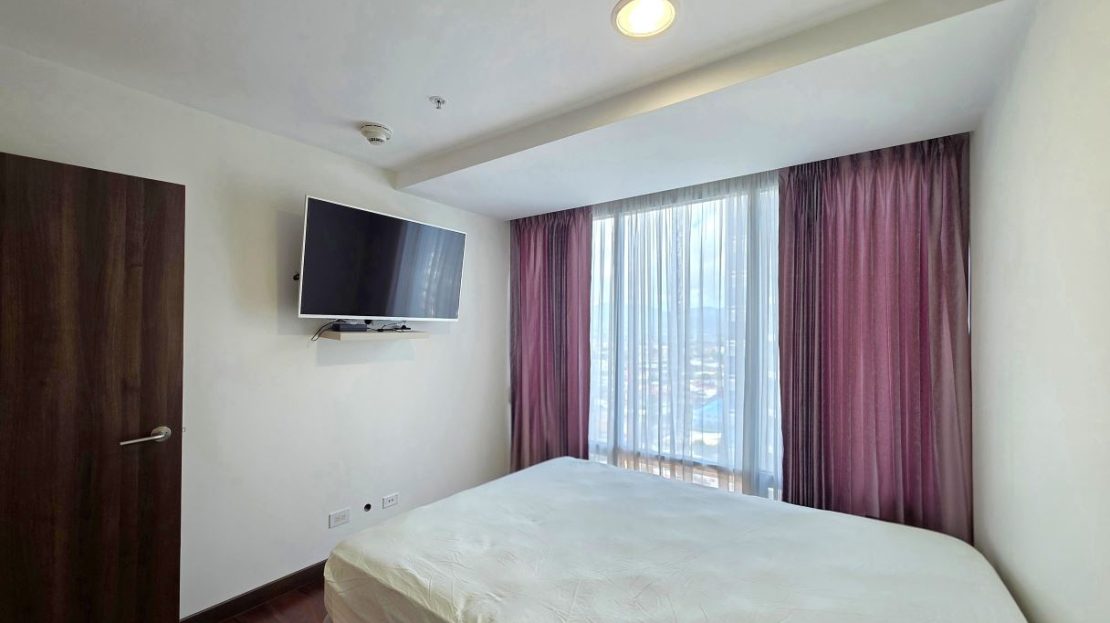 Semi-furnished Apartment in Torres Paseo Colón For Rent