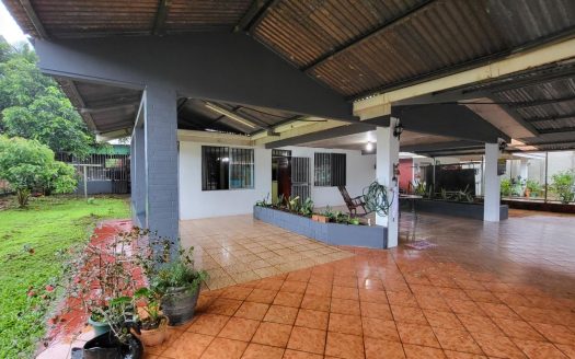 Spacious Home with Independent Loft Apartment in La Trinidad, Puerto Viejo de Sarapiquí