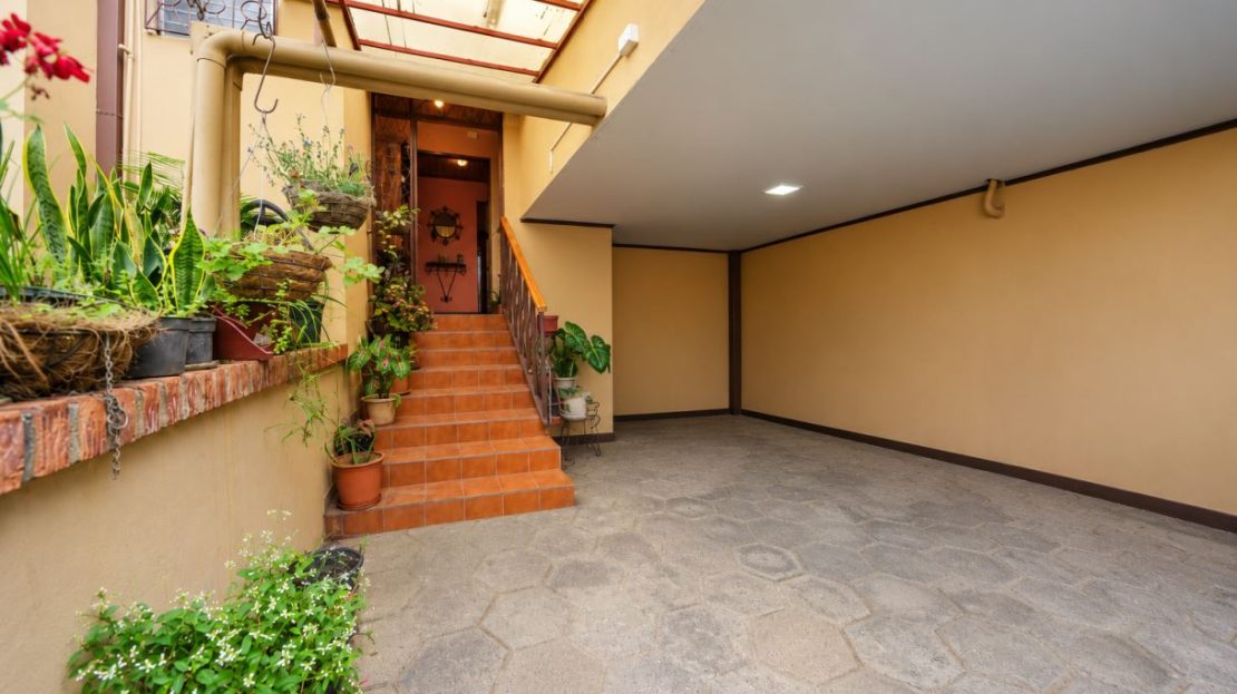6-BEDROOM HOUSE FOR SALE IN SAN FRANCISCO DE DOS RÍOS