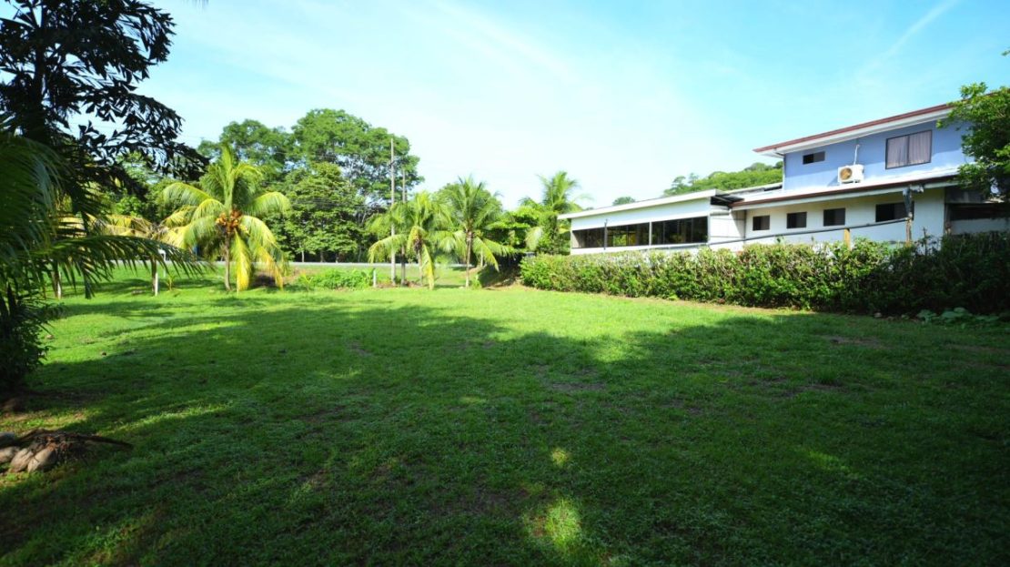 House for Sale in Ojochal: Contemporary Elegance Minutes from Playa Tortuga