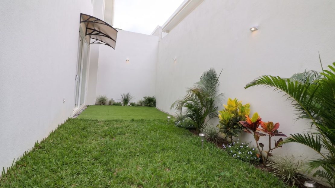SANTA ANA (HOA FEE INCLUDED)