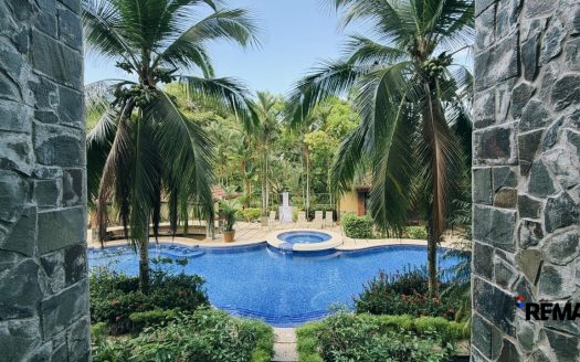 Tropical Condo Minutes from Jacó Beach