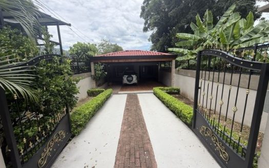 Cozy home located in nice neighborhood close to services