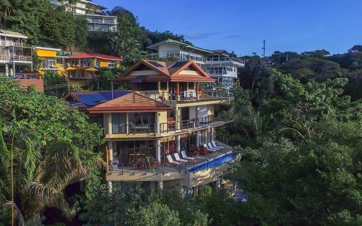 Villa Perezoso: A Natural Jewel with Ocean Views