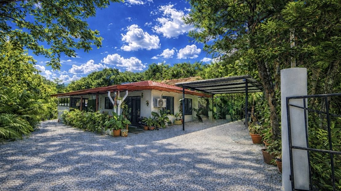 Santo Domingo Turnkey Home – Fully Renovated newly painted in white 3-Bedroom Near Playa Sámara Guanacaste | REMAX
