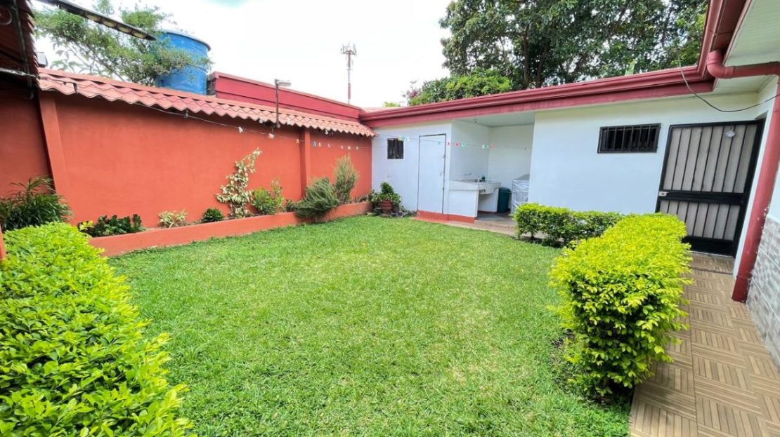 HOUSE FOR SALE 150 METERS NORTH OF WALMART IN HEREDIA