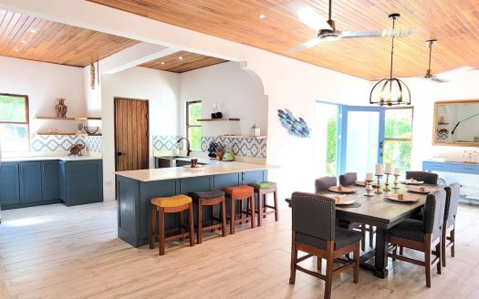 Colinas de Golf 20 ~ Mountain Views Top Floor Unit