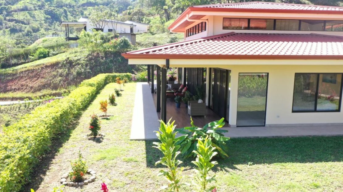 Furnished 3 bedrooms home with views!
