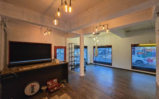 Commercial corner for rent, 100 m from the UNA, on a street with very high vehicle and pedestrian traffic
