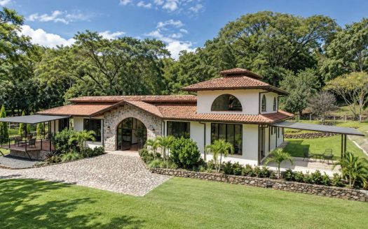 Architectural Elegance & Endless Potential at “Hacienda El Samán” in Río Grande de Atenas