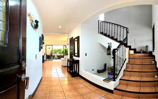 Home for Sale in Heredia | 280 m² of Construction, Swimming Pool & Prime Location