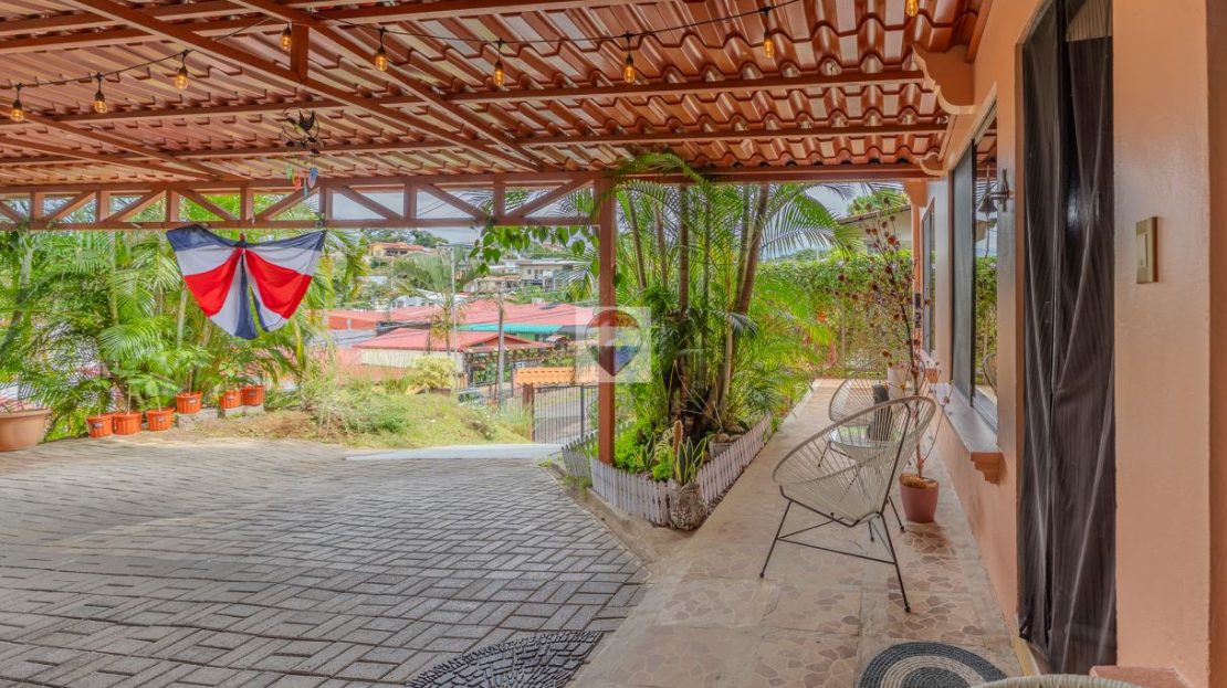 Two-Level Home for Sale in Grecia | Panoramic Views