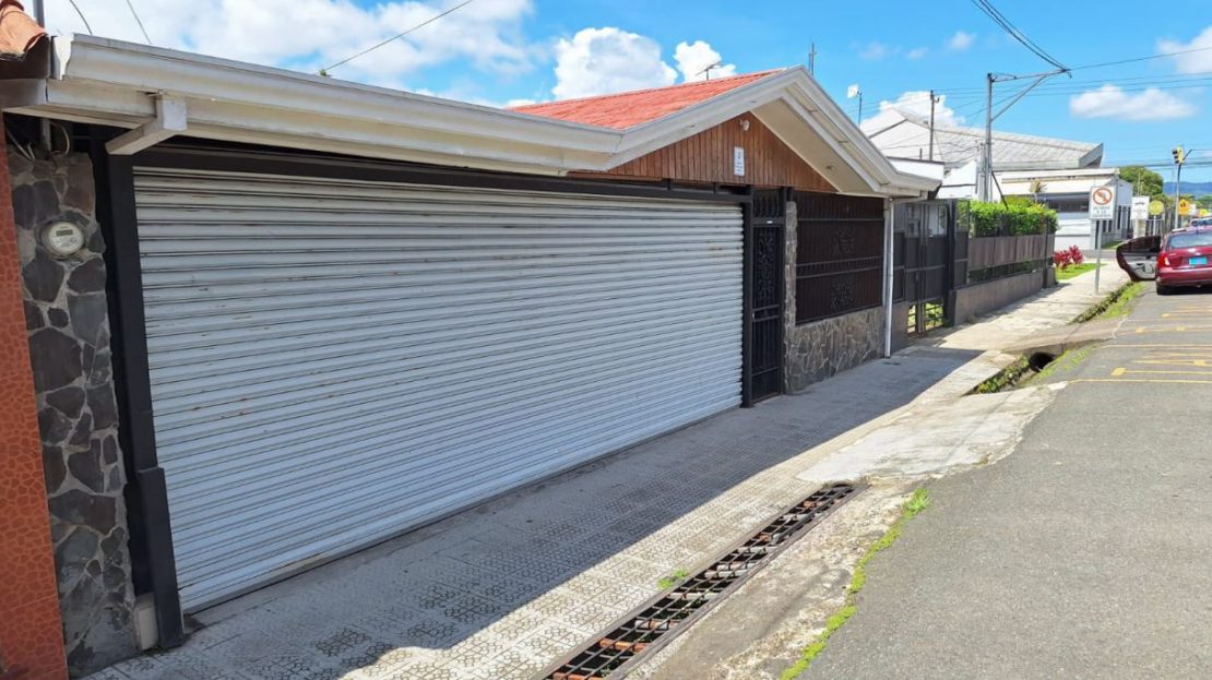 Spacious Mixed-Use Property for Sale in Tejar del Guarco